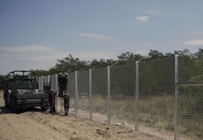 Plot na maďarské hranici proti migrantské svoloči