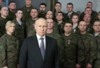 Vladimir Vladimirovič Putin s vojáky