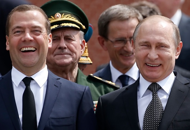 Dmitrij Anatoljevič Medveděv a Vladimir Vladimirovič Putin - reprodukovaná fotografie