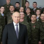 Vladimir Vladimirovič Putin s vojáky